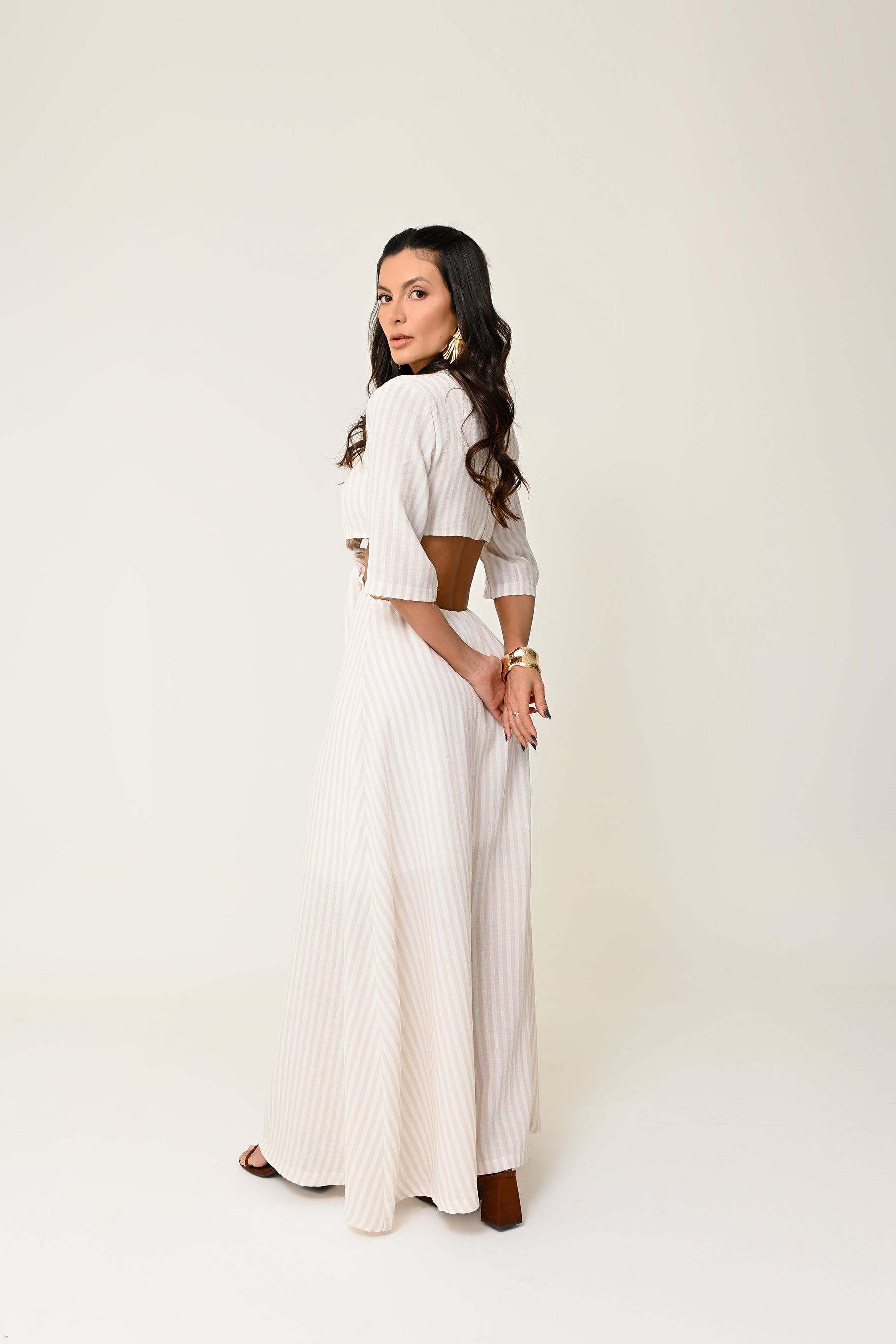 Vestido Longo Listrado com Argola Dourada - Estilo Sofisticado e Confortável