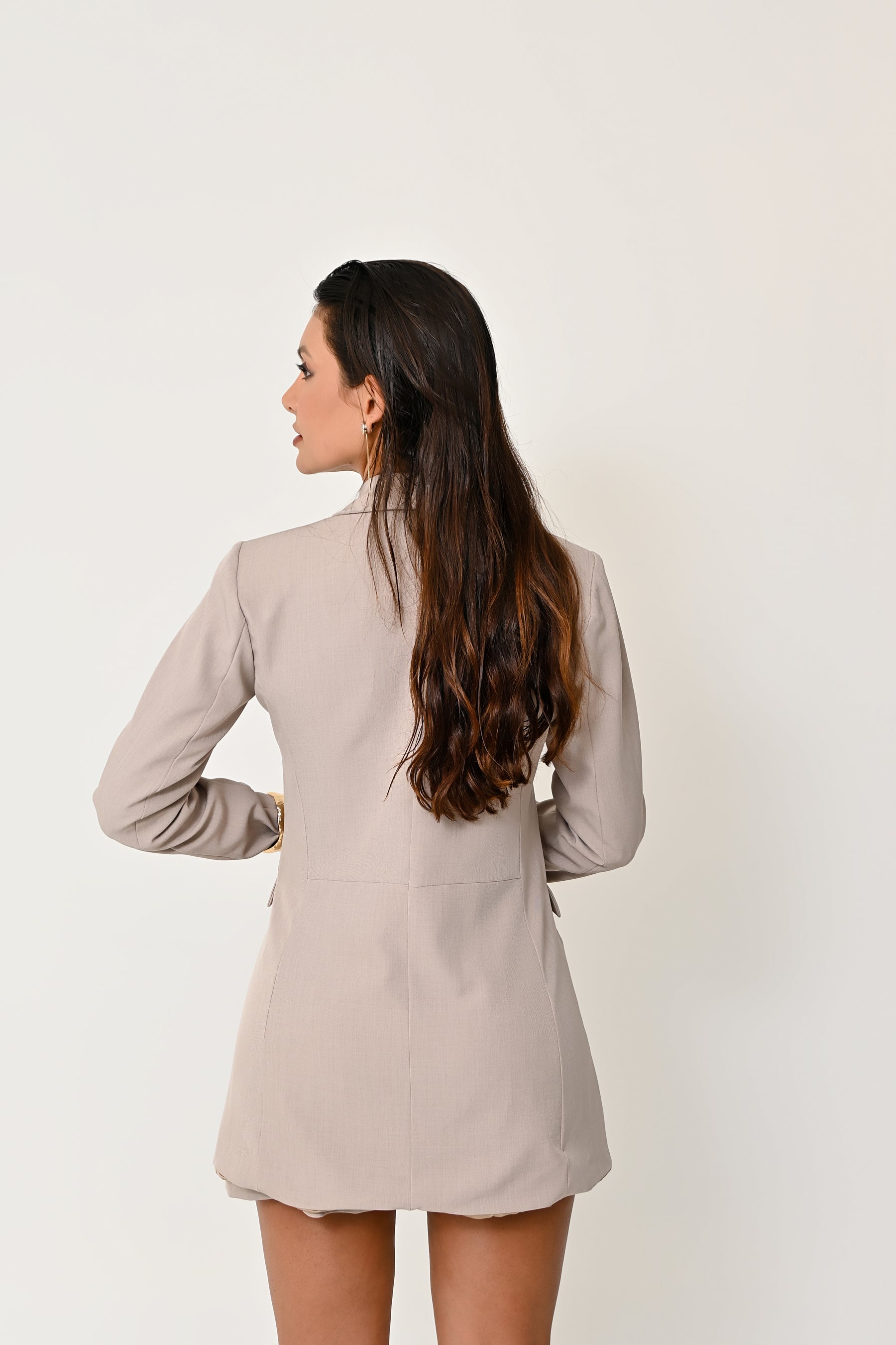 Blazer Alongado Alfaiataria com Botões Dourados - Elegância e Sofisticação