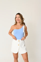 Shorts Saia de Alfaiataria com Botões Dourados - Elegância e Estilo Atemporal