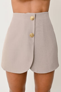Shorts Saia de Alfaiataria com Botões Dourados - Elegância e Estilo Atemporal