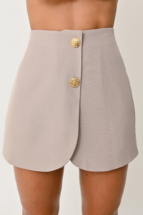 Shorts Saia de Alfaiataria com Botões Dourados - Elegância e Estilo Atemporal