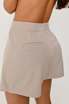 Shorts Saia de Alfaiataria com Botões Dourados - Elegância e Estilo Atemporal