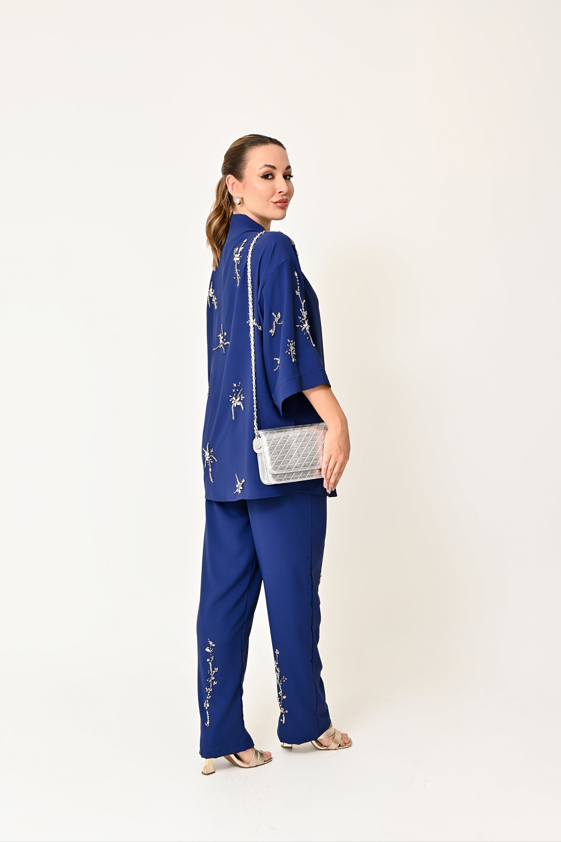 Quimono Bordado Feminino com Cinto - Elegância e Sofisticação