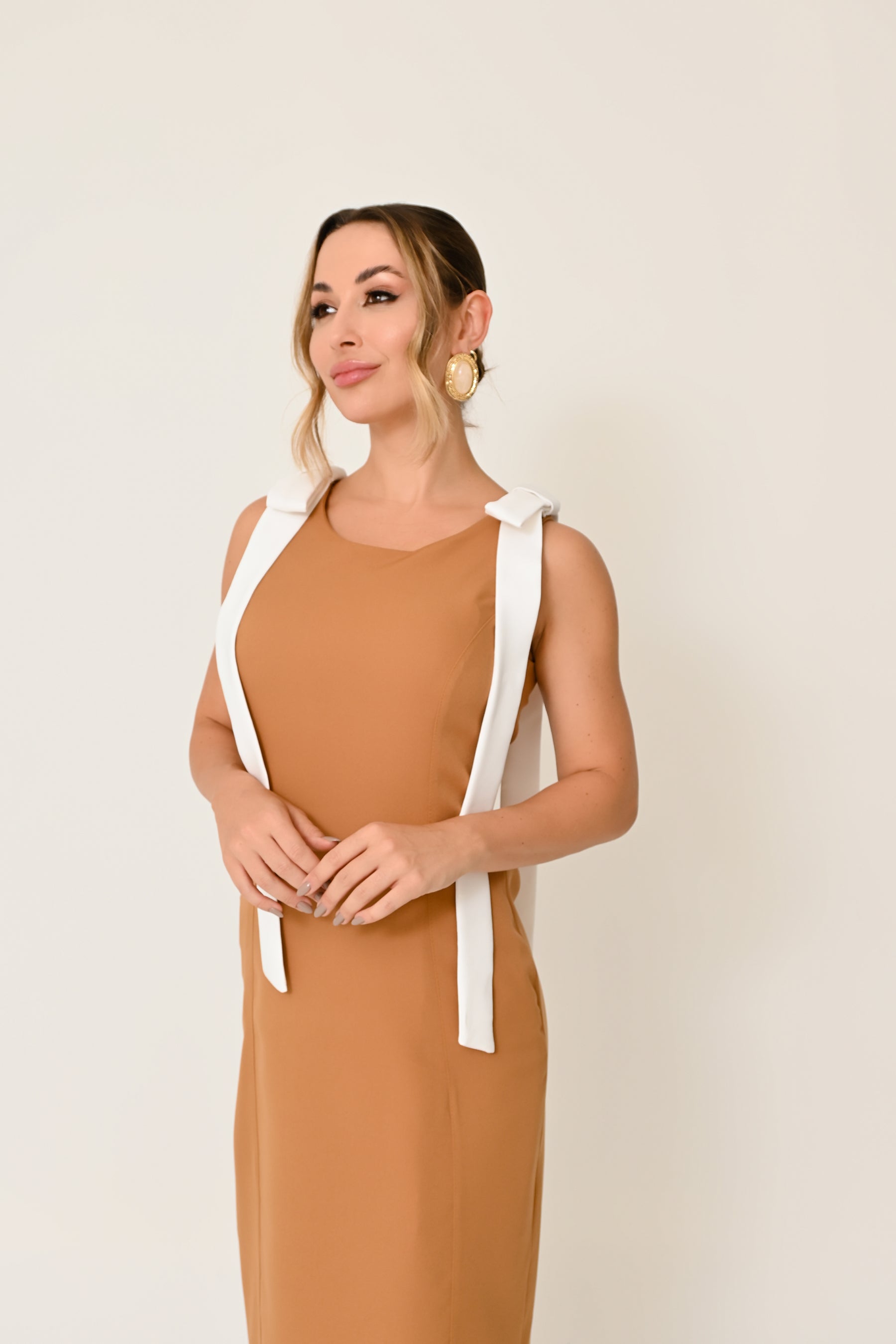 Vestido Midi de Alfaiataria com Laço no Ombro – Elegância e Sofisticação