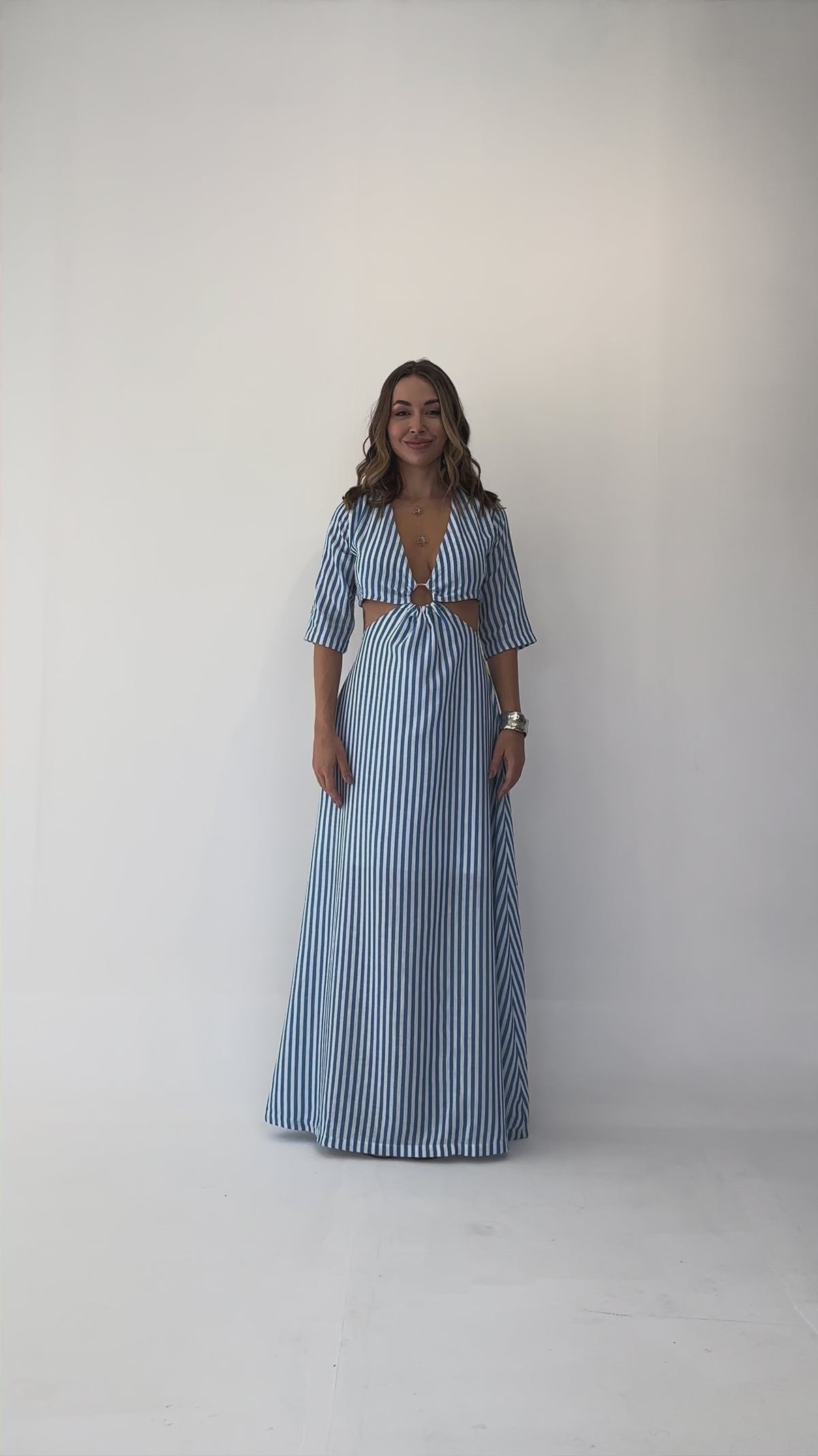Vestido Longo Listrado com Argola Dourada - Estilo Sofisticado e Confortável